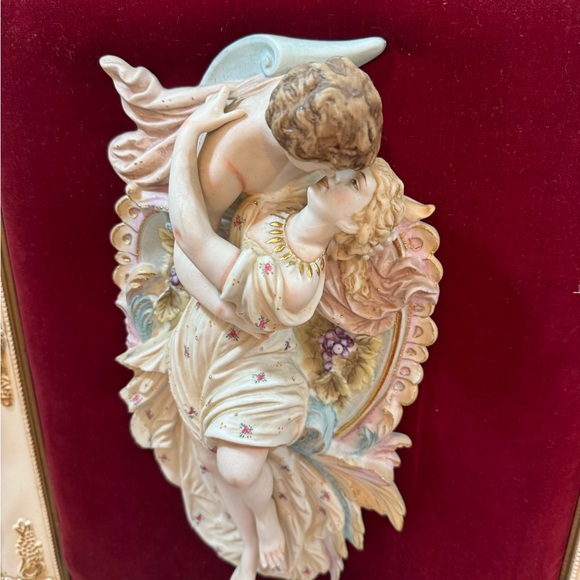 Mid 20th Century pair of Porcelain Bisque mounted sculptured wall hanging. - Picture 2 of 6